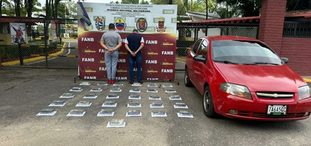 Apure FANB detuvo a 2 personas con casi 34 kilos de cocaína El