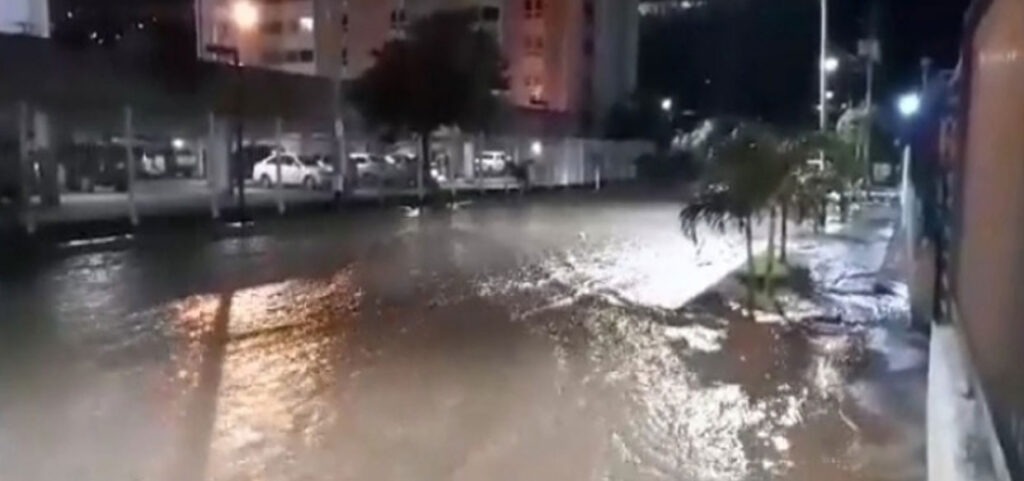 Fuertes lluvias desbordaron el río Guarenas