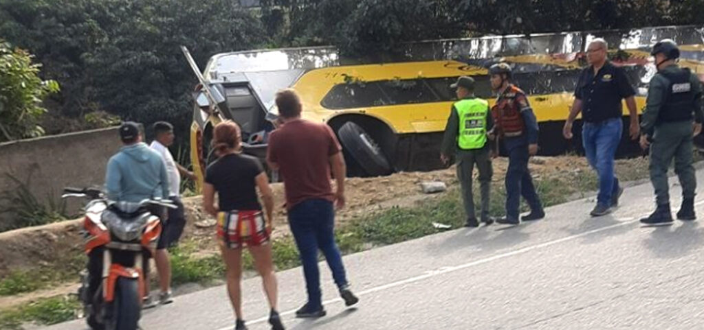 Accidente de autobús en Tazón dejó nueve heridos
