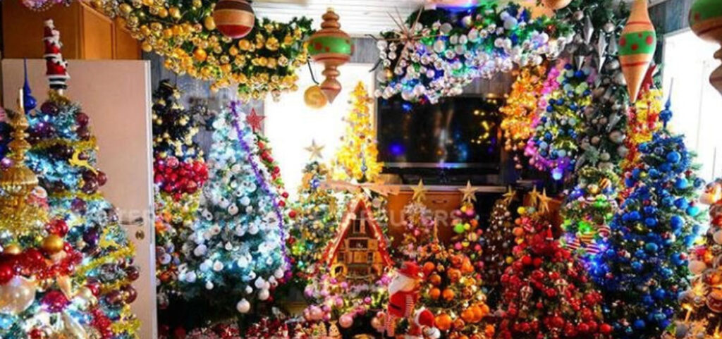 Decoran casa con 555 árboles de Navidad