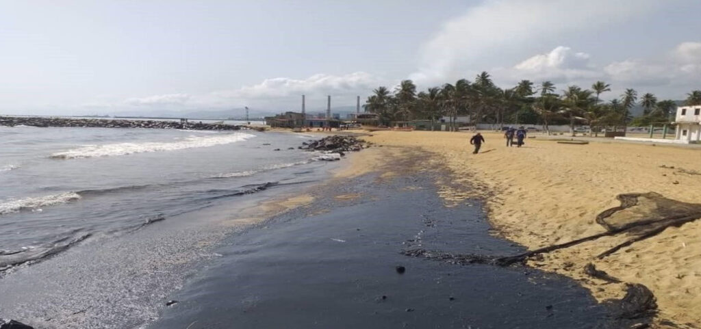 Derrame de petróleo en las costas de Carabobo proveniente de la refinería El Palito