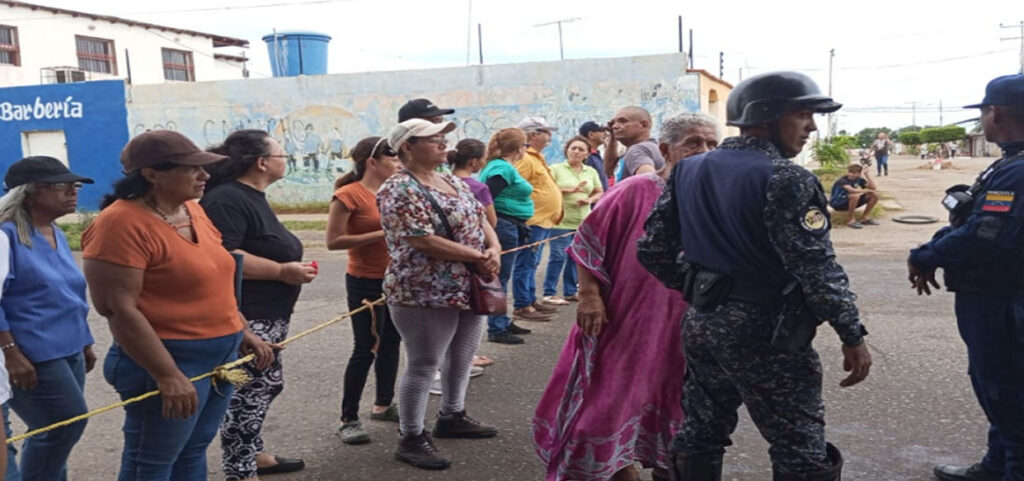 Habitantes de la Antonio José de Sucre trancan calle 4 de la UCV por problema de aguas negras