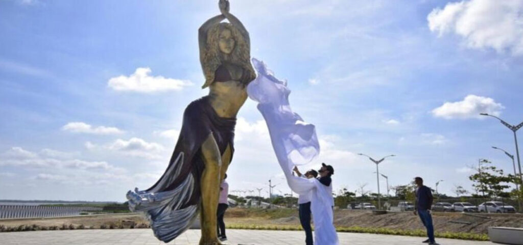 Inauguran escultura de Shakira en su Barranquilla natal