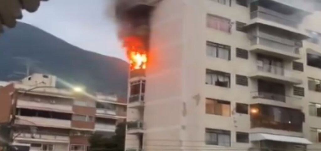 Incendio de gran magnitud en apartamento en Los Palos Grandes