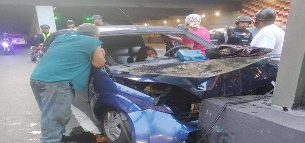 Mujer impactó su vehículo contra una columna en la Avenida Bolívar de Caracas
