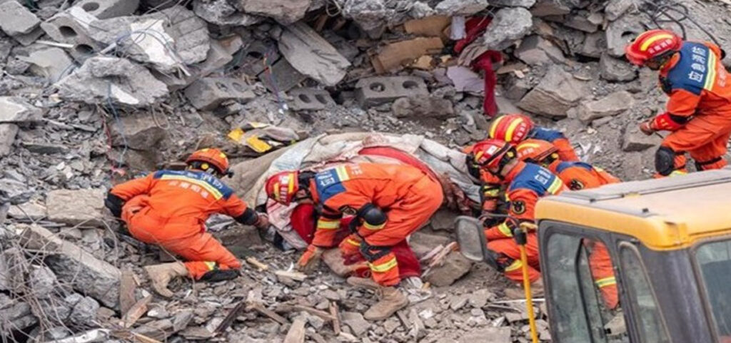 34 fallecido deja deslizamiento de tierra en China