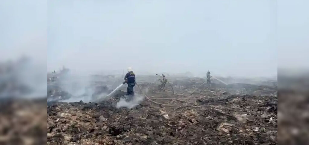 960 mil litros de agua se han utilizado para sofocar el humo en el Vertedero de Palo Negro 