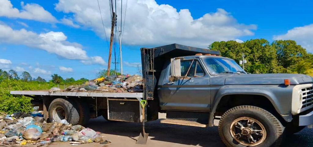 Capturan a tres sujetos que arrojaban basura en la vía hacia La Pica