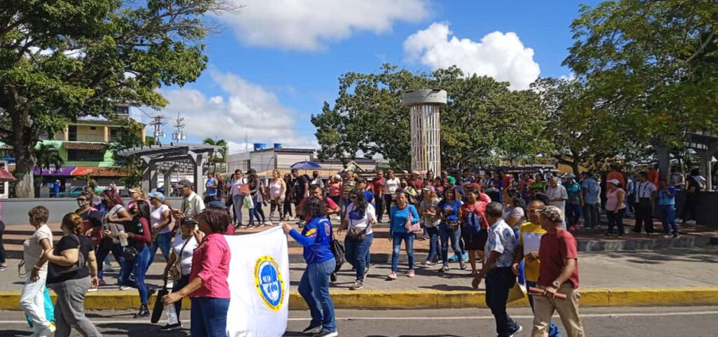 De manera pacifica docente marcharon por aumento de sueldo en Monagas