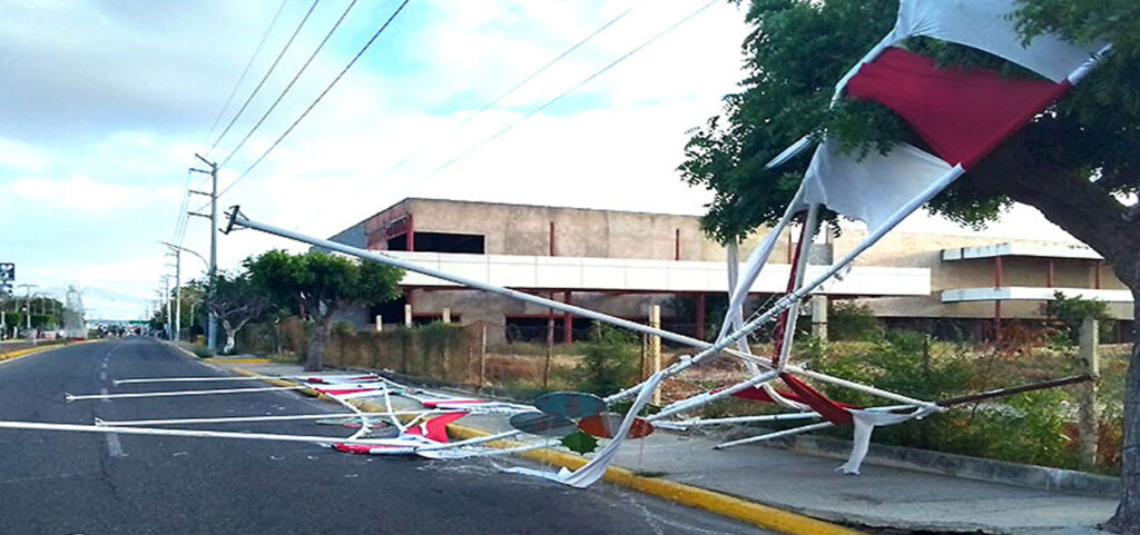 Estructura navideña de la avenida Universidad de Cabimas se cae 