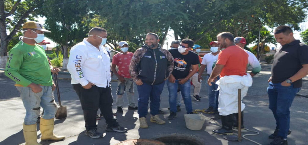 Realizan mantenimiento a red de aguas servidas en la calle Ruíz Pineda de Caicara