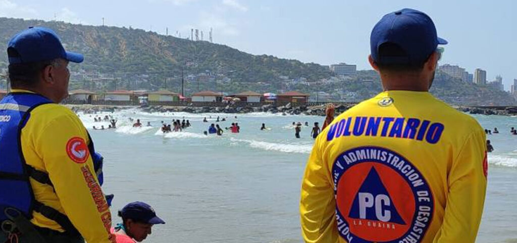 Hasta dos metros de altura el oleaje en playas de La Guaira