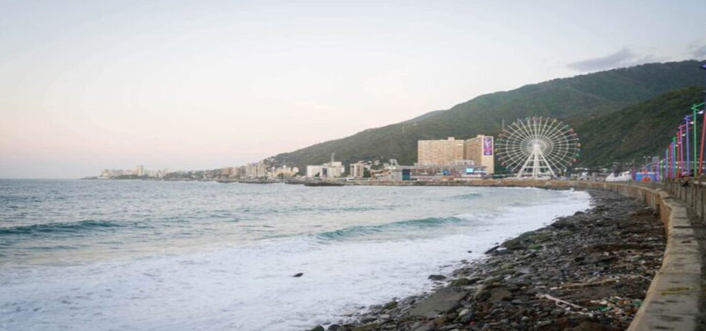 Fuerte e irregular oleaje tipo mar de fondo en La Guaira