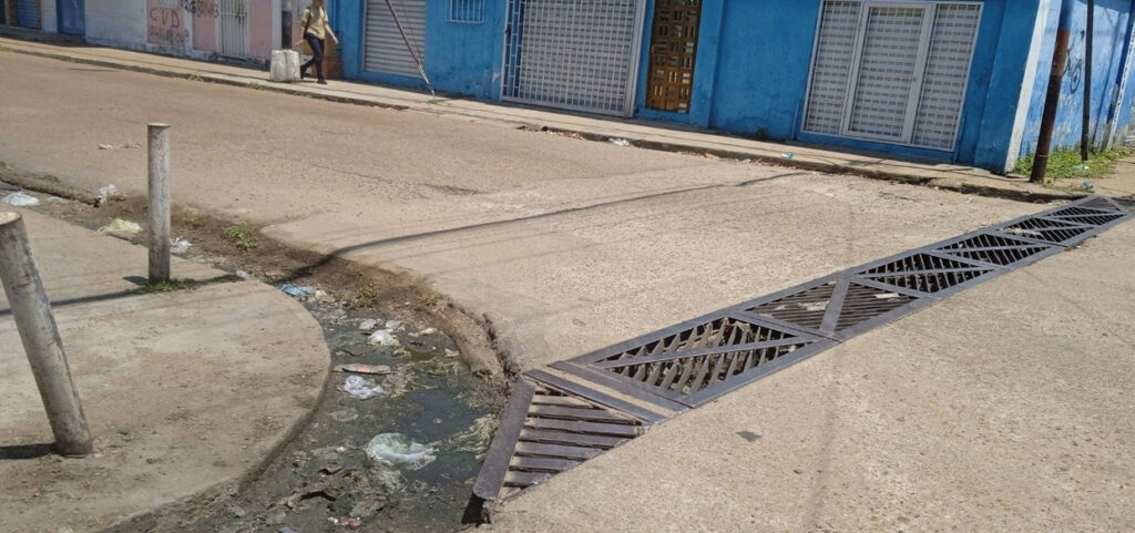 Rodeados de olores putrefactos están los habitantes de la calle Colón de Anaco 