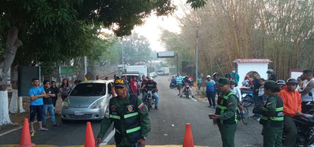 Tras nueve horas cerrada abren paso en la carretera hacia Ocumare de la Costa 