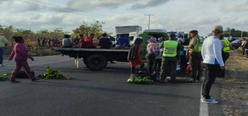 Vía El Tigre- Cantaura fue cerrada por los indígenas tras 21 días sin luz y agua