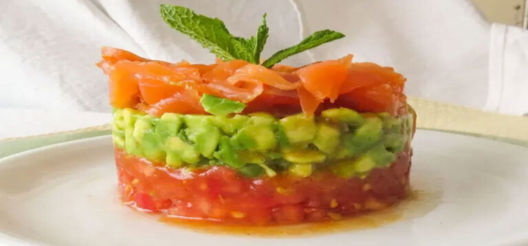 Prepara una deliciosa ensalada de tomate y aguacate