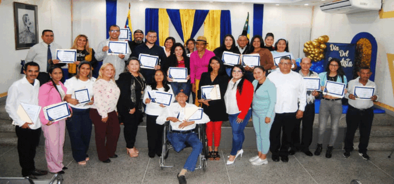 Reconocen labor informativa de periodistas de Zamora en su día