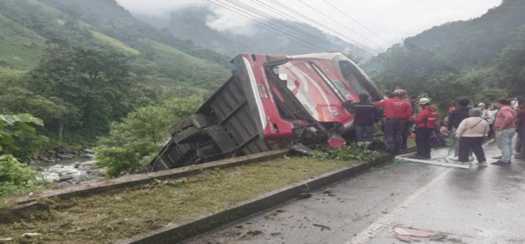 Tragedia en Ecuador: Autobús cae a barranco, dejando un muerto y 25 heridos