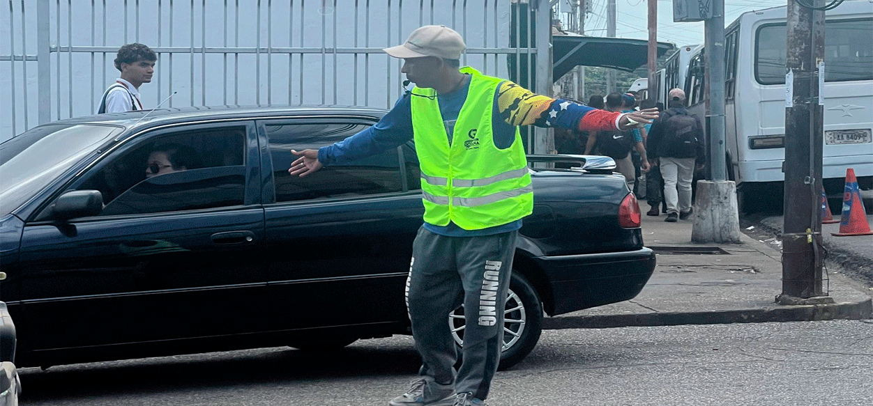 Seguridad y orden vial: El impacto de los parqueros en las zonas de alto tráfico