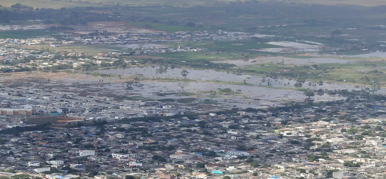 Miles de familias permanecen entre el agua por las inundaciones en el noroeste de Colombia