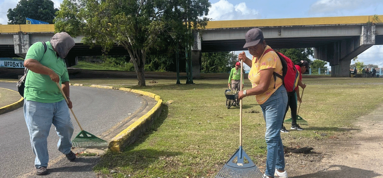 Alcaldía mantiene trabajos de desmalezado y barrido en todo el municipio