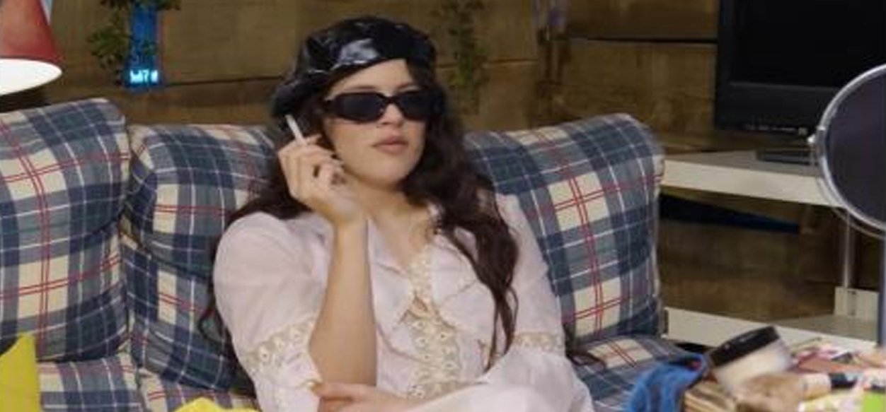 Denuncian a la cantante española Rosalía por fumar en un pódcast