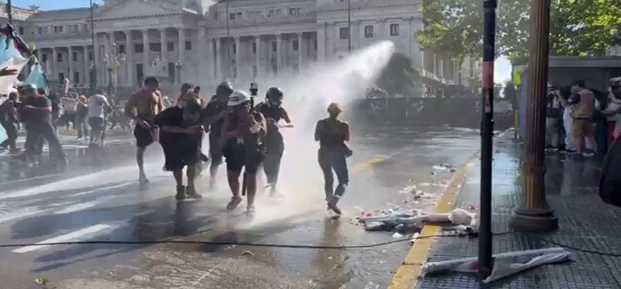 Policía argentina dispersa a manifestantes con tanqueta de agua