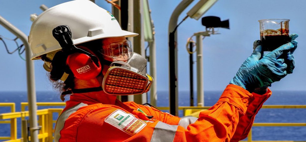 Trabajadores de Petrobras exigen envío de crudo a Cuba