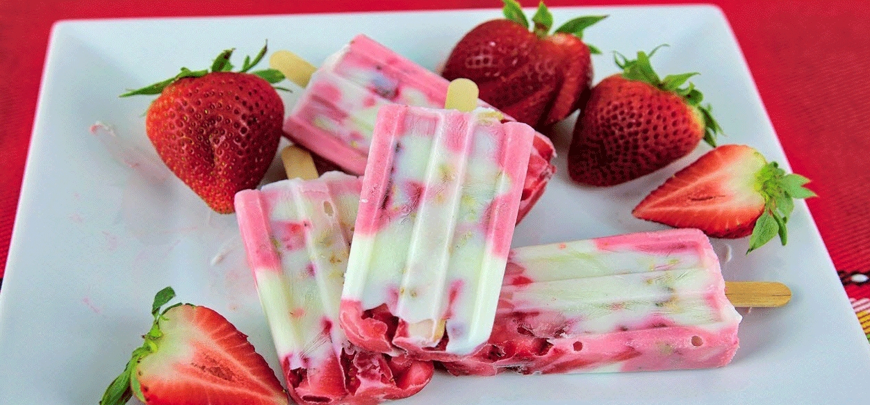 Deliciosas paletas de yogur con frutas para disfrutar en familia