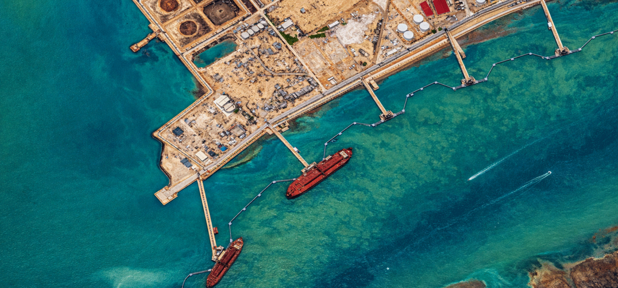 EE.UU. levanta las sanciones al petróleo iraní en plena guerra