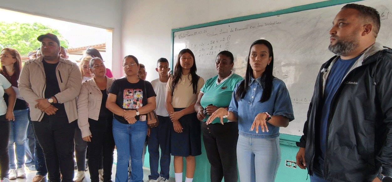 Realizan inspección de los trabajos de rehabilitación en el liceo de Viento Fresco