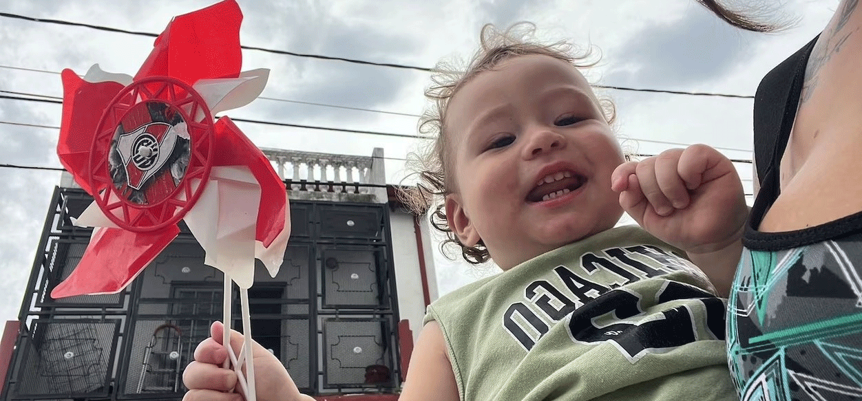 Un bebé de un año se atragantó con una uña postiza y murió asfixiado en Argentina