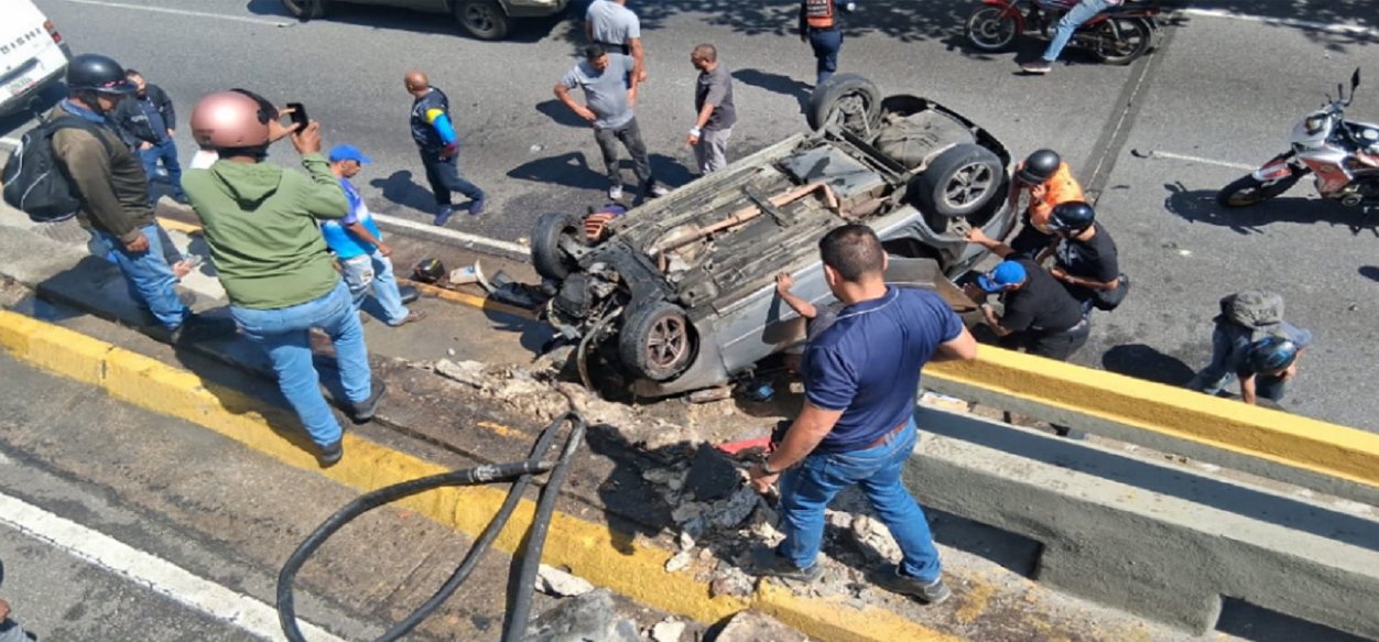 Un bombero y dos miembros de su familia fallecieron tras siniestro vial en Caracas