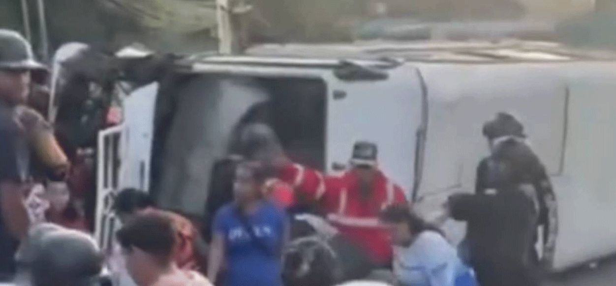 Unidad colectiva se volcó y deja como saldo 26 personas lesionadas en La Guaira