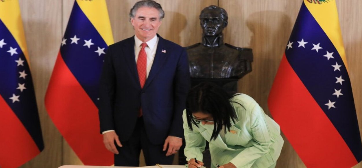 Venezuela y Shell firman acuerdo para desarrollo de producción de petróleo y gas