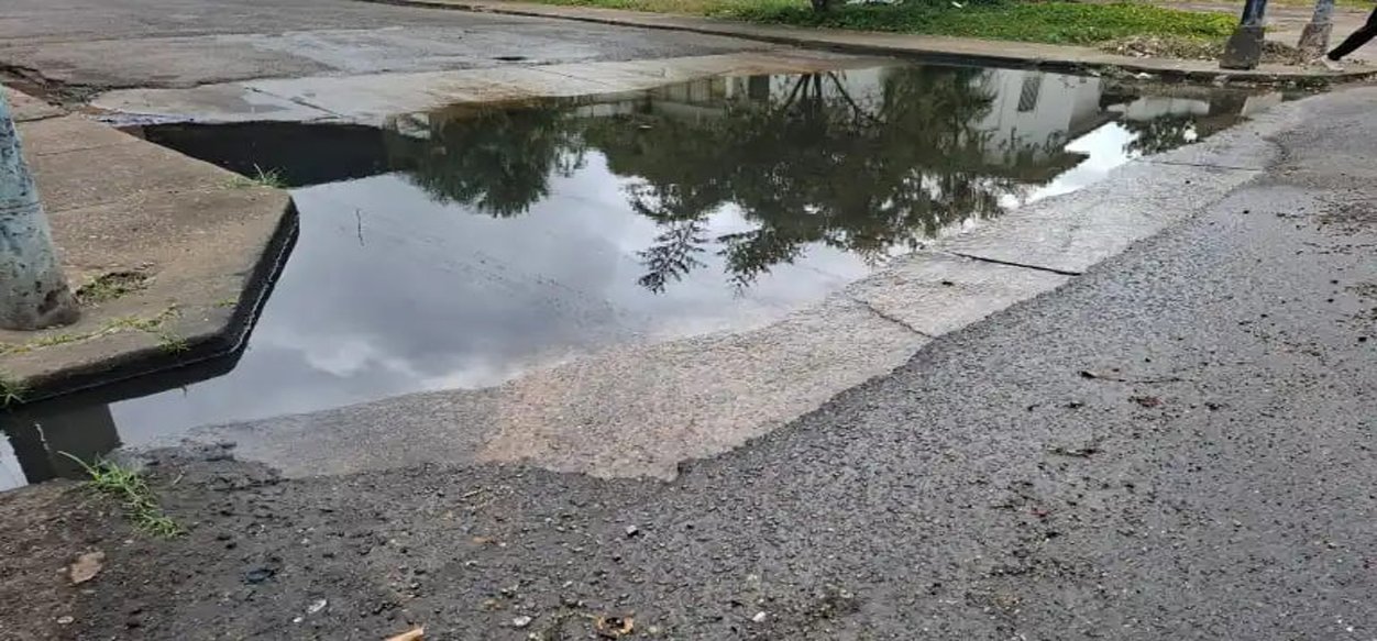 Colapso de aguas negras afecta a vecinos de la calle Monagas en Maturín