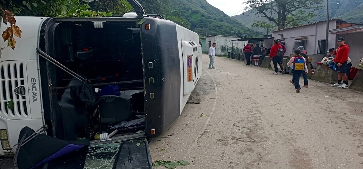 Autobús que trasladaba a equipo de Fútbol Sala se volcó en Mérida