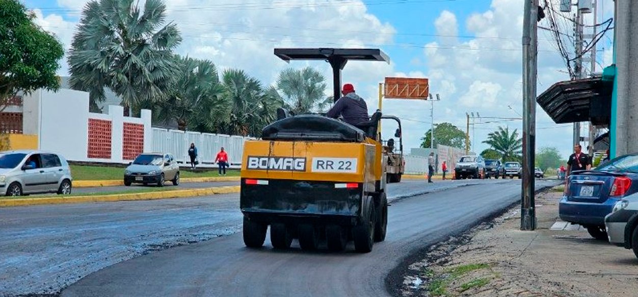 Alcaldesa supervisó  trabajos de asfaltado en Perimetral del Aeropuerto