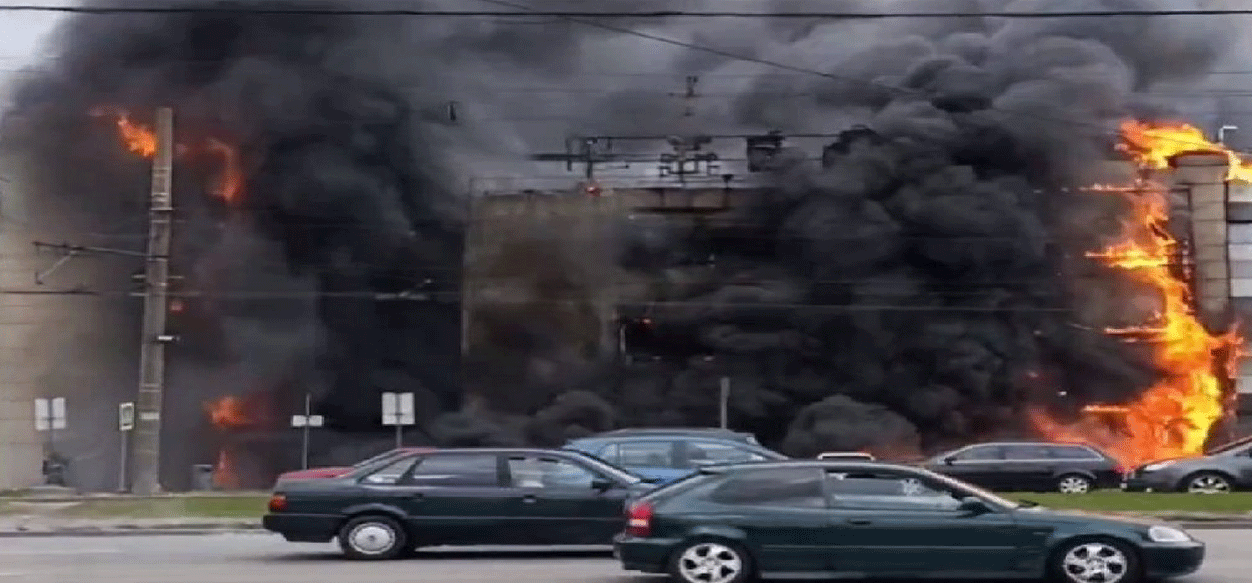 Arde centro comercial en Rusia, hay heridos y continúa la evacuación