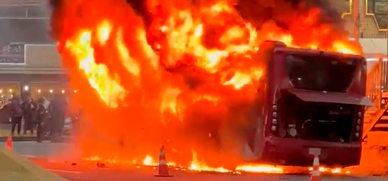 Autobús se incendia en la parada de San Antonio de los Altos en sentido hacia Los Teques