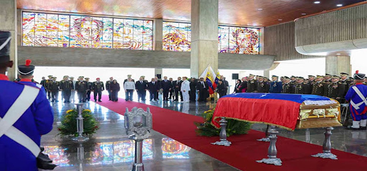 Delcy Rodríguez rindió homenaje en capilla ardiente al coronel Helmer David Prato Veloz