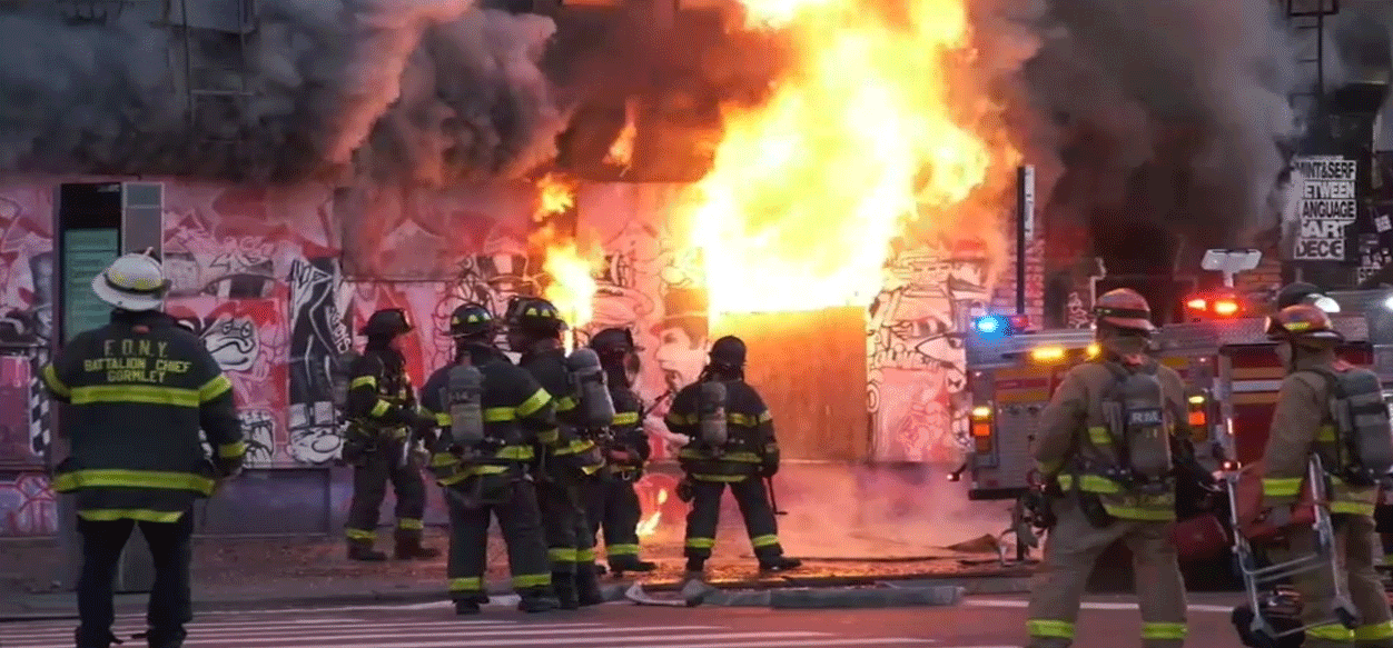 Incendio arrasó con un edificio histórico en Manhattan