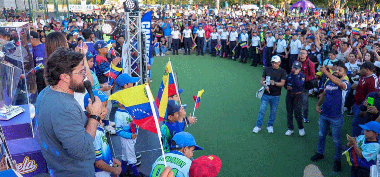 Luna, deportistas y fanáticos homenajean la Copa del Clásico Mundial de Béisbol 2026