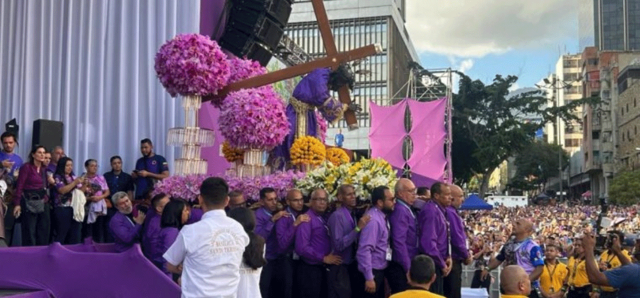 Miles de feligreses renovaron su fe ante el Nazareno de San Pablo