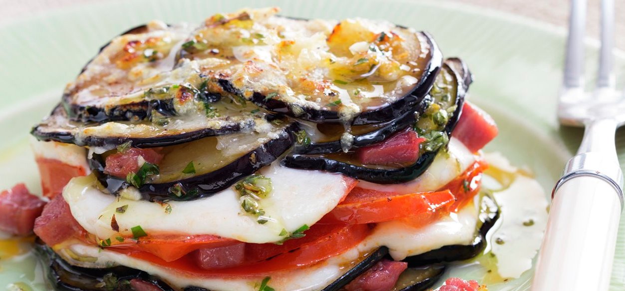 Prepara unas deliciosas milhojas de berenjena, tomate y queso mozzarella