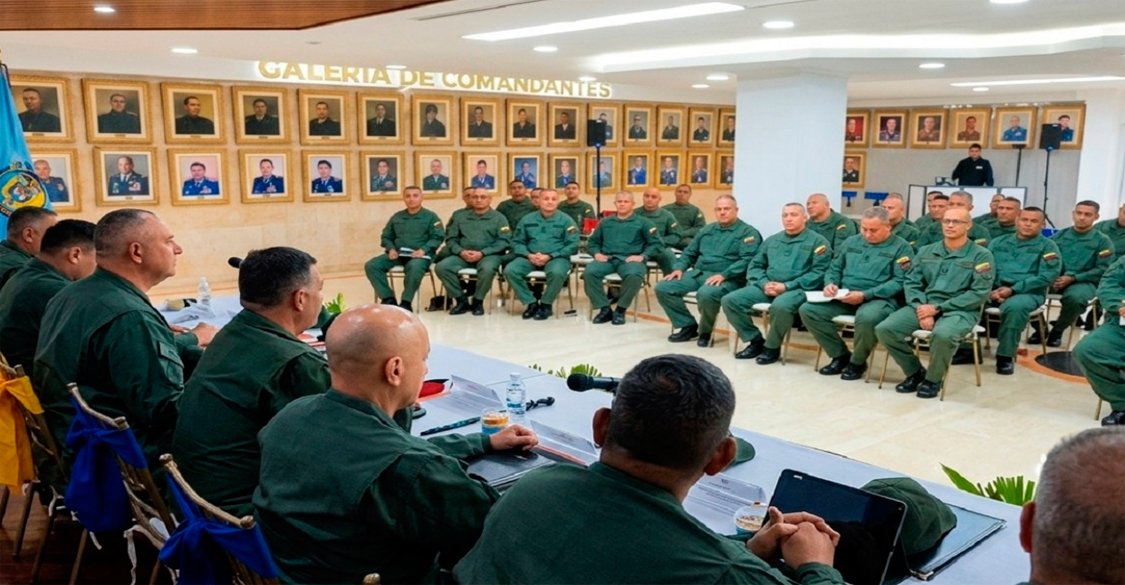 Ministro de la Defensa imparte orientaciones estratégicas en la Base Aérea “La Carlota”