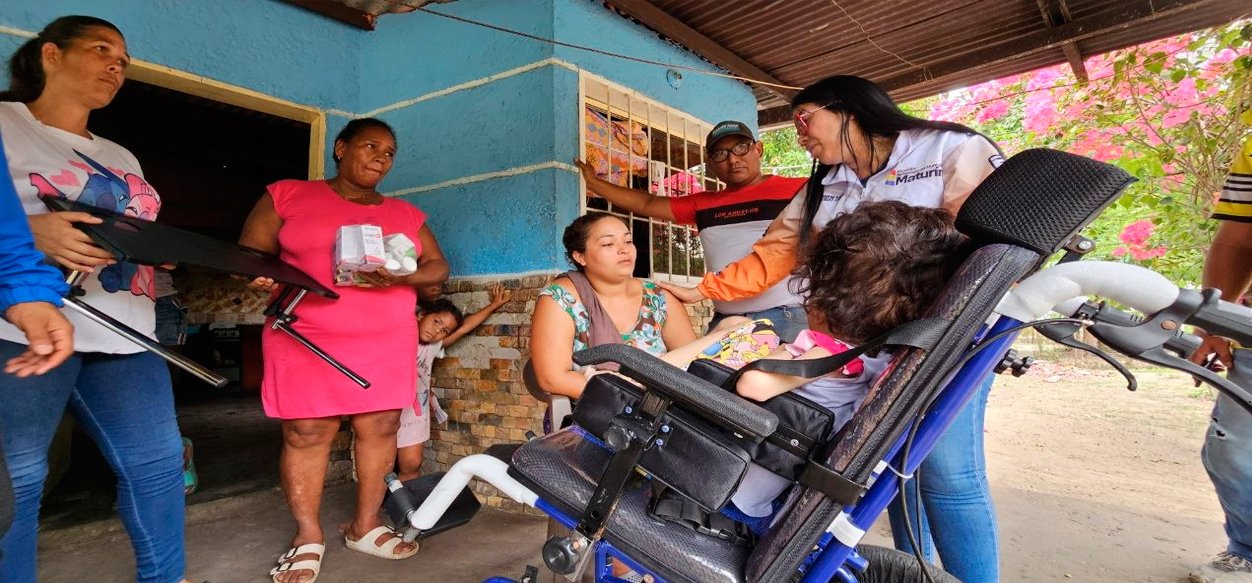 Alcaldía de Maturín entrega silla especial a una niña en El Soberano II