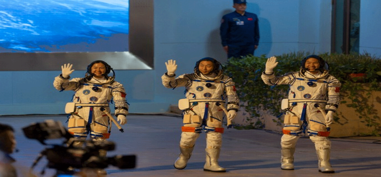 Astronautas de la misión Shenzhou-21 regresan tras 210 días en el espacio