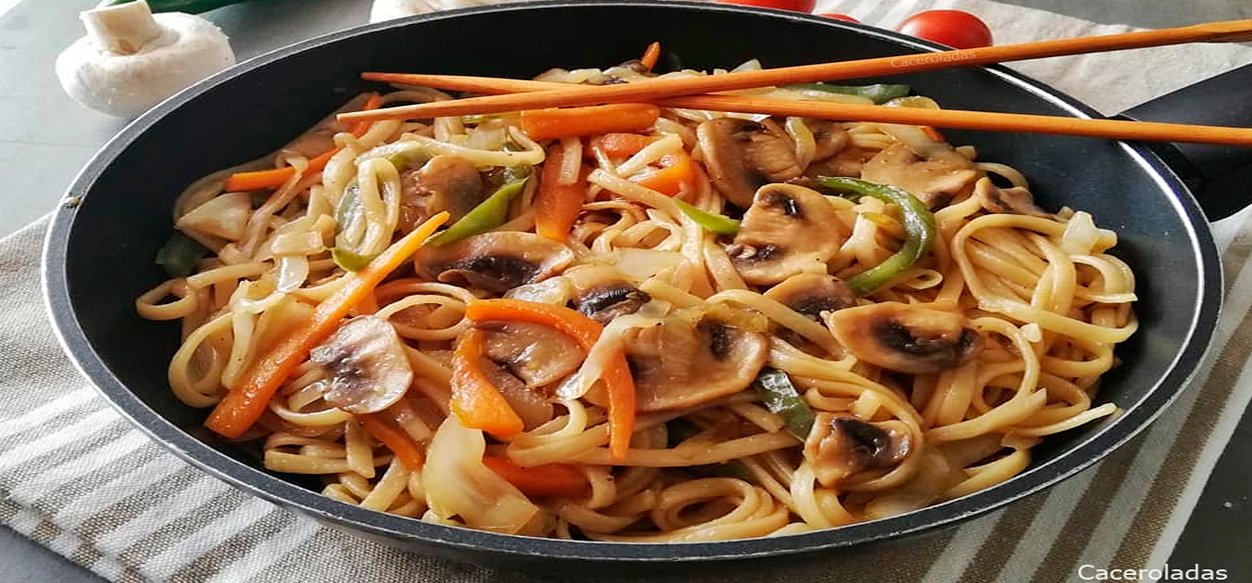 Delicioso salteado asiático de tallarines con verduras y pollo